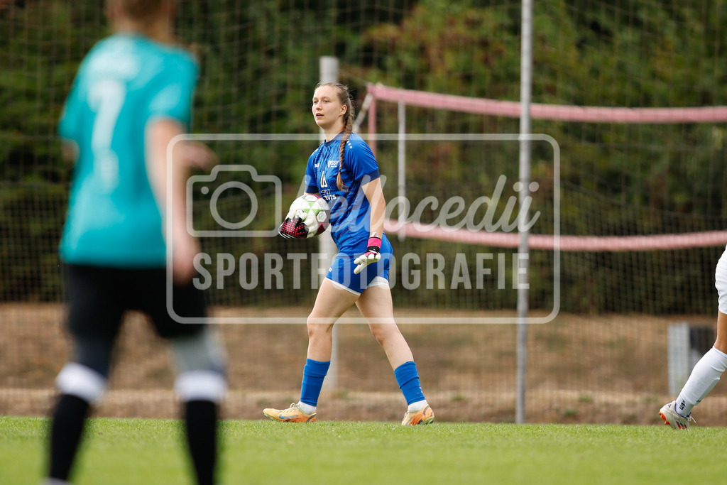 Fußball I Frauen I Westfalenpokal 26-27 I DJK GW Amelsbüren - SSV Rhade  I 18831 | Cilly Plaßmann (12, SSV Rhade) in Ballbesitz - Realisiert mit Pictrs.com