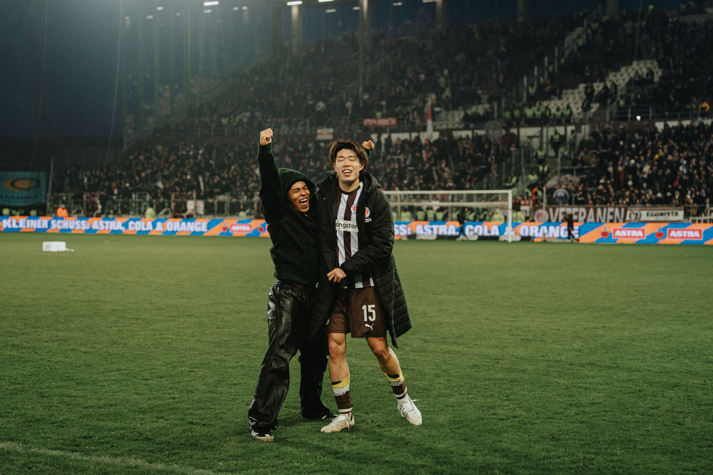 FCS02502 | Der offizielle Shop für FC St. Pauli Fotos. Wähle aus Spielszenen & Fanmomenten dein FCSP Wunschformat. Wir liefern Millerntor-Atmosphäre.