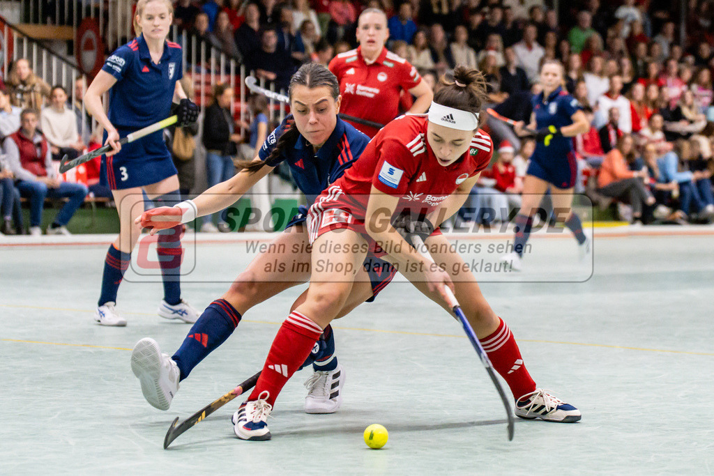 SFE_20241220_0078 | Köln, Deutschland, 20.12.2024:  Hockey 1. Bundesliga Damen Rot-Weiss Köln - Düsseldorfer HC im KTHC Stadion Rot-Weiss Köln Tennis and Hockey Club am 20.12.2024 in Köln, Deutschland. (Foto von Stephan Fehrmann)Köln, Germany, 20.12.2024: Hockey 1. Bundesliga Damen Rot-Weiss Köln - Düsseldorfer HC in KTHC Stadion Rot-Weiss Köln Tennis and Hockey Club at 20.12.2024 in Köln, Deutschland. (Foto from Stephan Fehrmann)