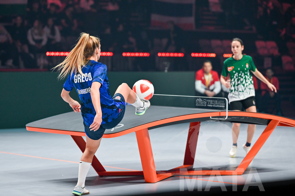 _DWI5690 | Anna Iszak vs Carolyn Greco beim Frauen- Single  Ungarn vs. USA bei der Teqball Weltmeisterschaft 2022 in der Kia Metropole Arena. Nürnberg, 27.11.2022 - Realisiert mit Pictrs.com