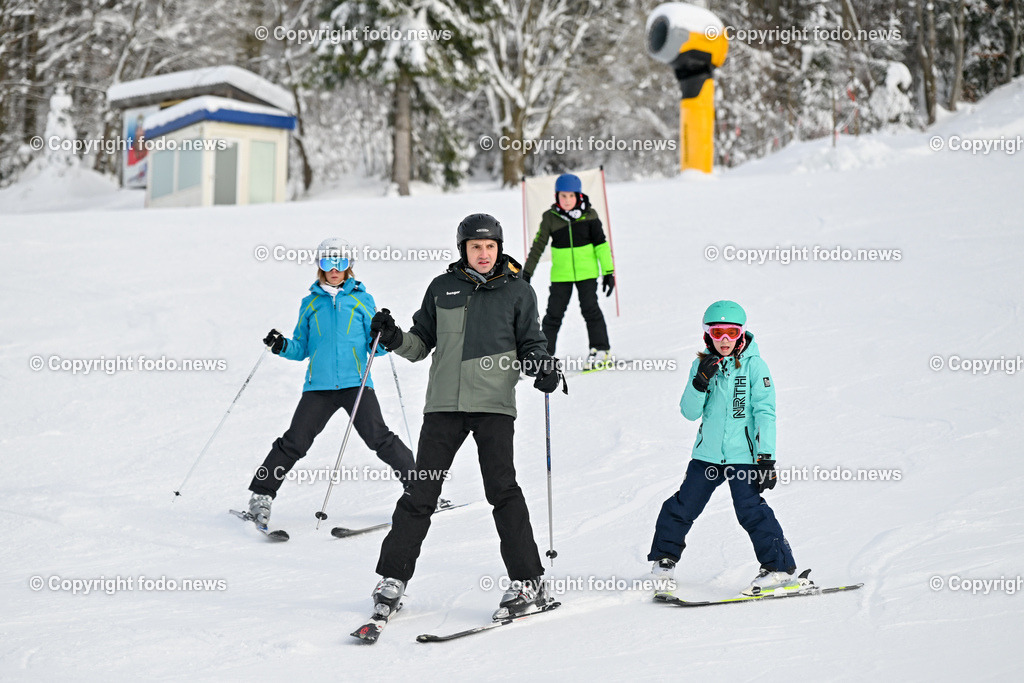 Hochficht_ Skigebiet_ Boehmerwald_ Saisonopening_ 08.12.2023-68 | 08.12.2023, Hochficht, AUT, Skigebiet Hochficht, Boehmerwald, Saisonopening 2023, im Bild 
Kind, Skifahren, Pistenfloh, Skifahrer, Sportler, Piste

