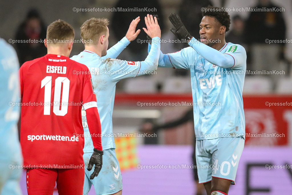 RWE06012401071 | 06.01.2024, Essen, Fußball, Herren, Stadion an der Hafenstraße, Testspiel, Rot-Weiss Essen – 1. FC Köln:  Jacob Christensen (1.FC Köln) und Faride Alidou (1.FC Köln) klatschen sich nach dem Spiel zusammen ab. 
DFB regulations prohibit any use of photographs as image sequences and or quasi-video.