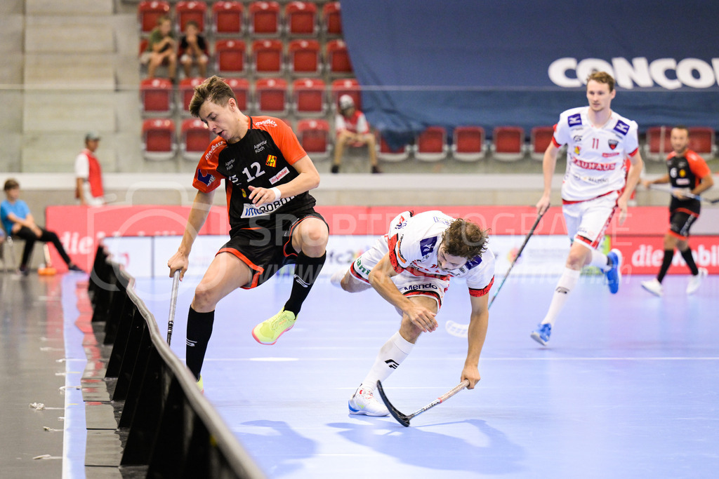 HC Rychenberg vs. Floorball Köniz - 28. August 2022 | HC Rychenberg vs. Floorball Köniz
AXA Arena, Winterthur
Severin Ott (#12 HC Rychenberg) gegen Alexander Bühler (#19 Floorball Köniz).
Bild: Sportfotografie Markus Aeschimann | www.markus-aeschimann.ch - Realisiert mit Pictrs.com