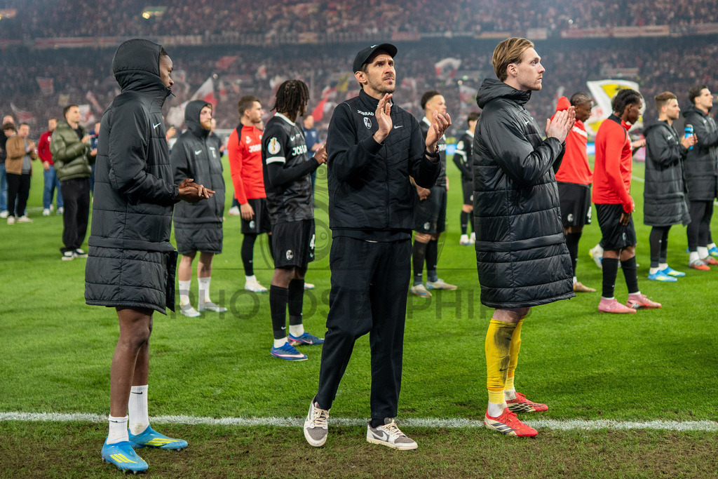 VfB Stuttgart vs. SC Freiburg, Fussball, DFB-Pokal, Halbfinale, 23.04.2026 | Julian Schuster (Trainer SC Freiburg) bedankt sich bei den Fans,VfB Stuttgart vs. SC Freiburg, Fussball, DFB-Pokal, Halbfinale, 23.04.2026DFB regulations prohibit any use of photographs as image sequences and/or quasi-video