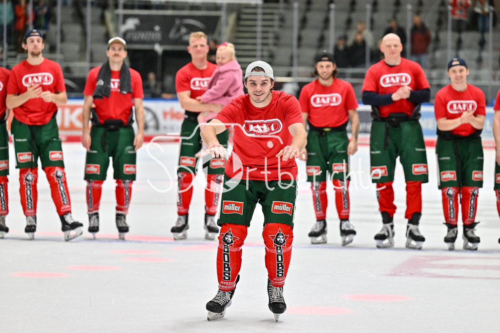 Augsburger Panther - Löwen Frankfurt | Die Spieler des AEV feiern zusammen mit den Fans den Heimsieg gegen Frankfurt / DEL: Augsburger Panther - Löwen Frankfurt, Curt Frenzel Stadiom am 11.10.2024 / D. J. BUSDEKER (Augsburger Panther #14)
