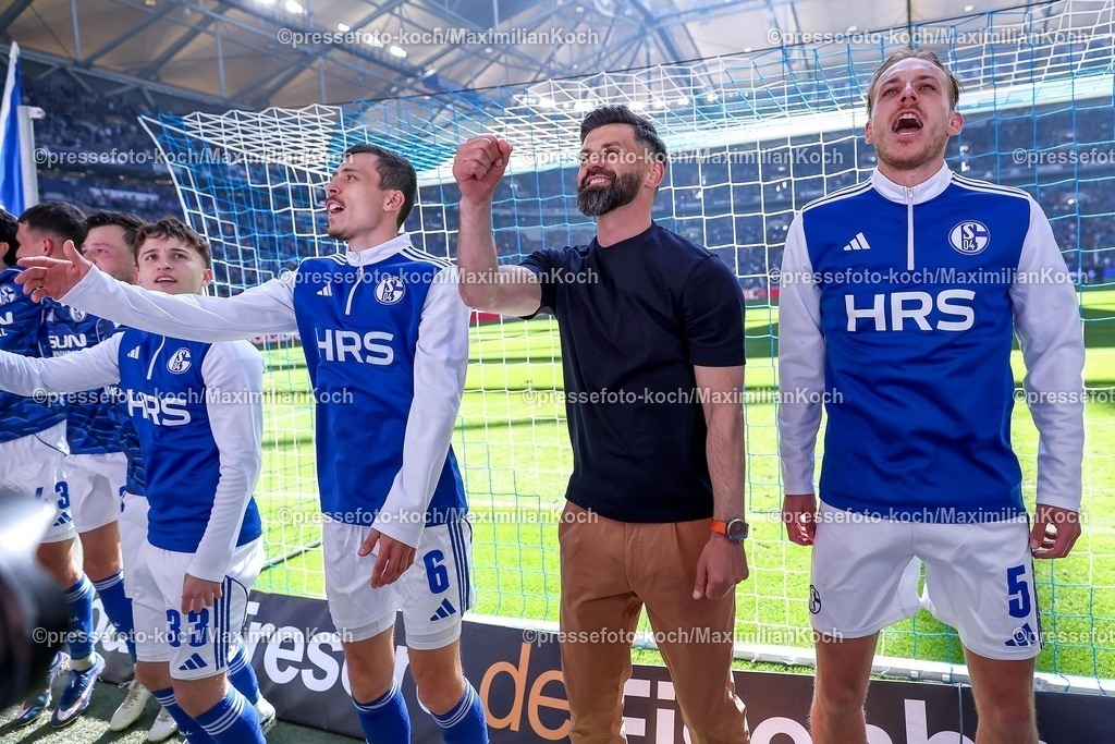 S0419042601070 | 19.04.2026, Fußball, FC Schalke 04 - SC Preußen Münster, 30. Spieltag, 2. Fußball Bundesliga, Veltins-Arena Gelsenkirchen, Saison 2025 2026: Cheftrainer Miron Muslic (Schalke04) jubelnd beim Abschlussjubel nach dem 4:1 Sieg zusammen mit der Mannschaft DFB regulations prohibit any use of photographs as image sequences and or quasi-video.
