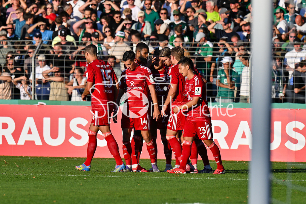 1. FC Schweinfurt 05 - Fortuna Düsseldorf | Jubel der Gäste nach dem Treffer zum 1-2 druch Cedric ITTEN (Fortuna 13) / Tor / Torschuetze / Freude / Happy / DFB-Pokal: 1. FC Schweinfurt 05 - Fortuna Düsseldorf; Riedel-Bau Arena am 18.08.2025