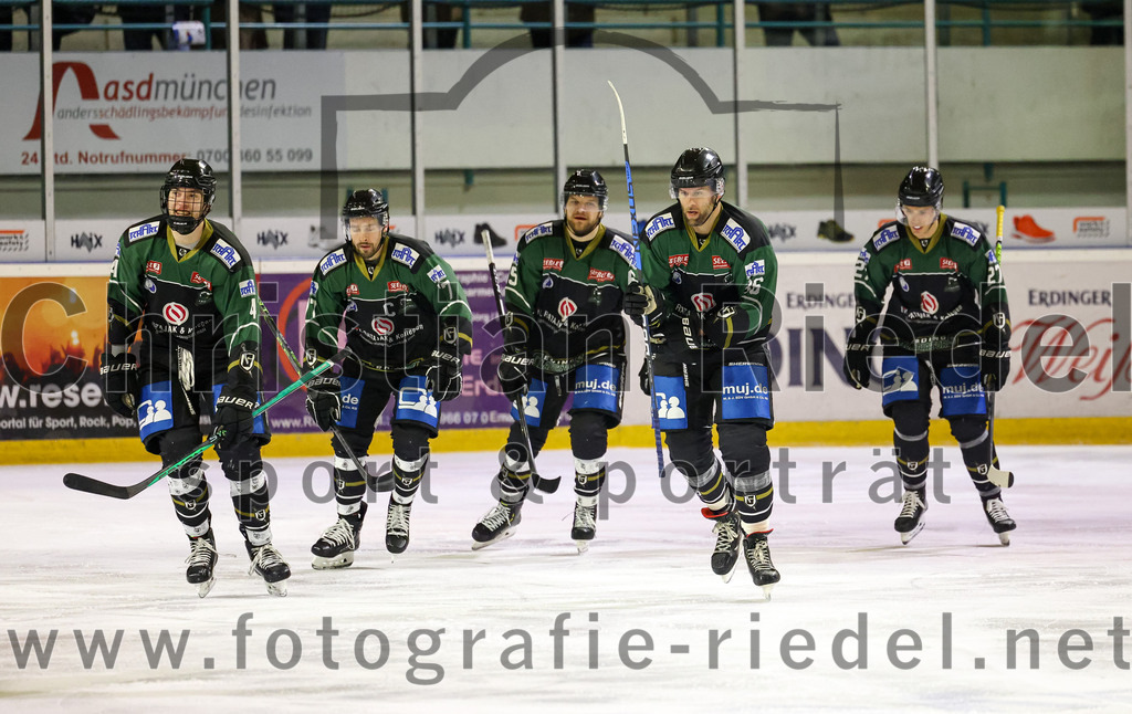 2023-03-03_045_TSV_Erding_gegen_ESC_Kempten | Erding, Deutschland, 03.03.2023:
Eishockey, Bayernliga Playoffs 2022 / 2023, Viertelfinale, TSV Erding gegen ESC Kempten, Endergebnis: 9:3

Simon Franz (Erding Gladiators, #4), Philipp Michl (Erding Gladiators, #77), Elias Maier (Erding Gladiators, #15), Thomas Plihal (Erding Gladiators, #39), Mark Waldhausen (Erding Gladiators, #27)

Foto: Christian Riedel / fotografie-riedel.net
