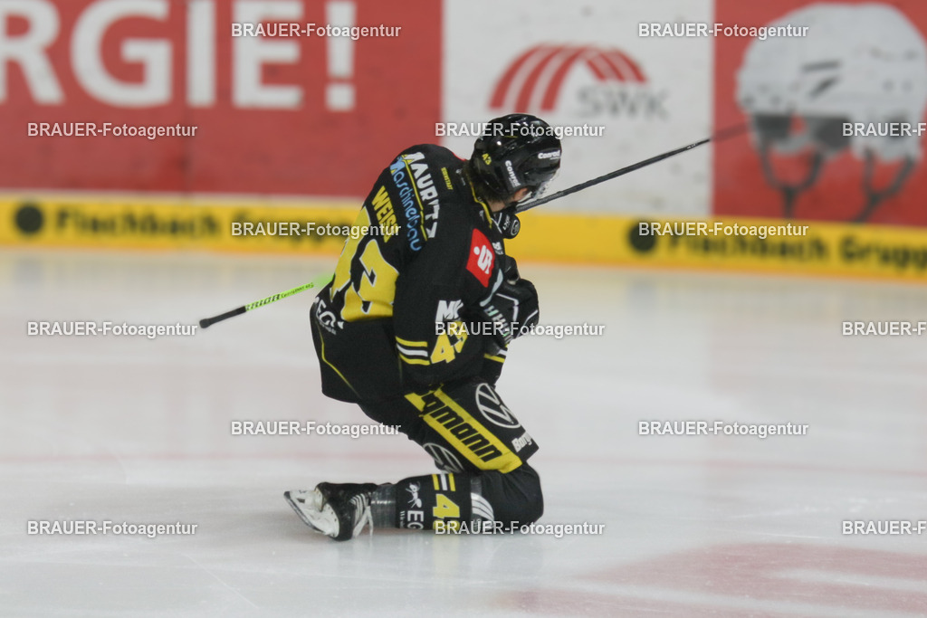 02.11.2025: DEL2  Krefeld Pinguine - Eispiraten Crimmitschau | Krefeld, Deutschland, 02.11.2025: Alexander Weiß (Krefeld Pinguine) jubelt nach seinem Tor zum 1:0 während des DEL2-Spiels zwischen Krefeld Pinguine - Eispiraten Crimmitschau am 02.11. 2025 in der Yayla-Arena in Krefeld, Deutschland. (Foto: Ralph Görtz / Brauer-Fotoagentur)