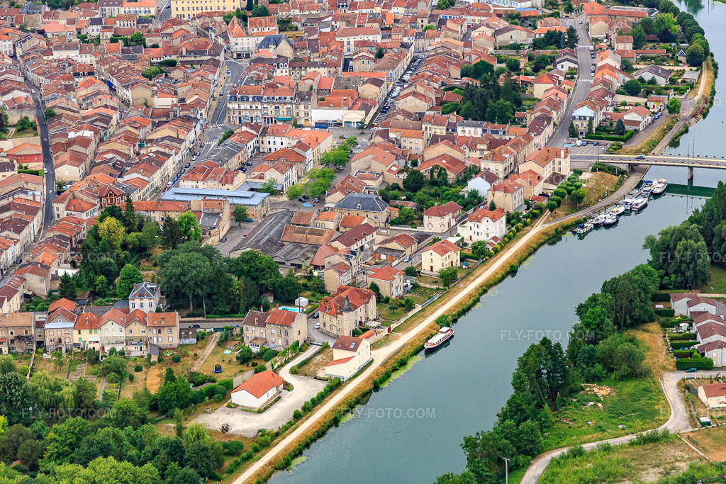 Aerial view: Riverbank areas of the Meuse in Saint-Mihiel in the state Meuse, France. – Photo: IMG_083380.jpg taken on 07/12/2015 by Werner Riehm/FLY-FOTO.com – Resolution of the original: 5472 x 3648 px