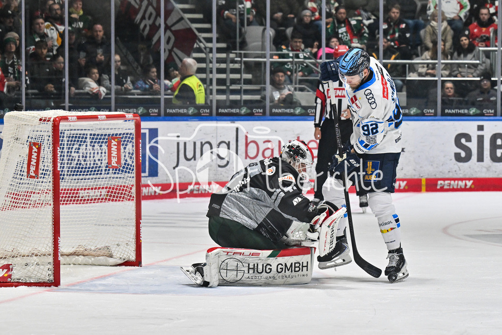 Augsburger Panther - ERC Ingolstadt | in dieser Szene ist Peyton JONES (Augsburger Panther 41) vor Daniel SCHMÖLZ (ERC Ingolstadt 92) zur Stelle beim match zwischen den Augsburger Panthern und dem ERC Ingolstadt am 13. Spieltag der Penny DEL im Curt Frenzel Stadion am 23.10.2025