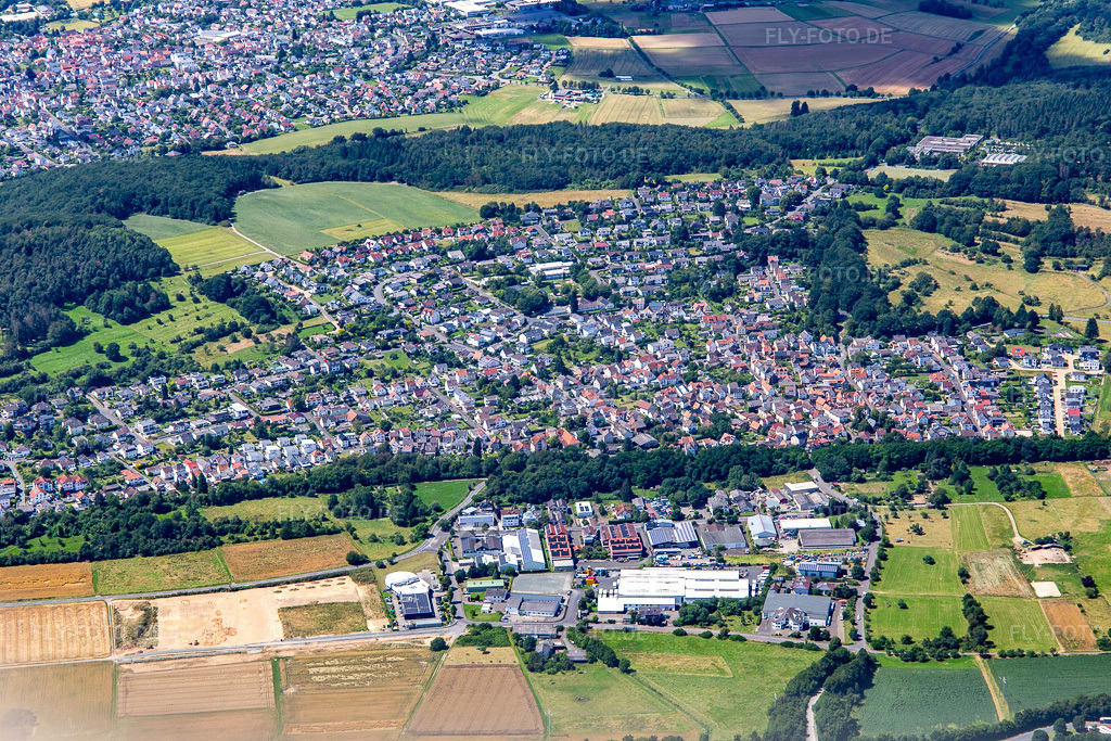 Luftbild: Ortsansicht von Südosten im Ortsteil Launsbach in Wettenberg im Bundesland Hessen in Deutschland. Foto: IMG_142049.jpg vom 07.07.2024 durch Werner Riehm/FLY-FOTO.de