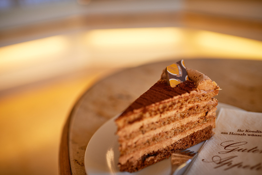 Cafe Hübler | Wien, Austria - January 16, 2019: Cafe Hübler; eine Hüblertorte steht auf dem Tisch im Verkaufsraum. - Realisiert mit Pictrs.com