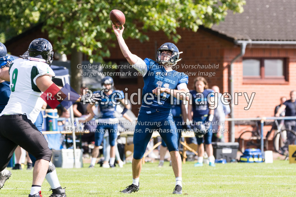 American Football, Saison 2022, Regionalliga Nord, Hamburg Blue Devils - Oldenburg Knights, Dr.-Hermann-Schnell-Sportplatz (Hamburg), 06.08.2022, 07. Gameweek | Leif Plagge (#11, Blue Devils, Quarterback)
