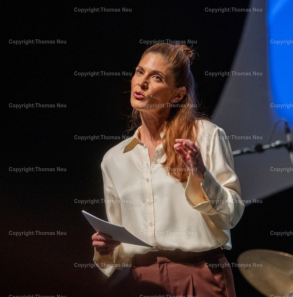 eysoldt-ring-thomas-schmauser-bensheim-fotografie-thomas-neu.jpg-47 | Im Parktheater Bensheim fand am 28. März 2026 die Verleihung des Eysoldt-Rings 2025 statt – eine der bedeutendsten Auszeichnungen für Schauspielkunst im deutschsprachigen Raum. Der Preis ging an Thomas Schmauser, der für seine herausragende darstellerische Leistung geehrt wurde.Im Rahmen der Veranstaltung wurde außerdem der Kurt-Hübner-Regiepreis an Fritzi Wartenberg verliehen, die für ihre besondere künstlerische Handschrift und Regiearbeit ausgezeichnet wurde.,Moderatorin Katty Salié. Bild: Thomas Neu