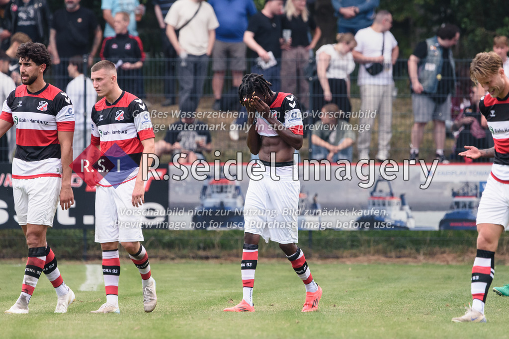 RS-1-135711 | Die Altonaer verlassen das Spielfeld nach einer ernüchternden 1. Halbzeit. Alaka-Rodrigue Stephan Wemakor (#16, AFC, mi.) wischt sich mit dem Trikot das Gesicht ab.