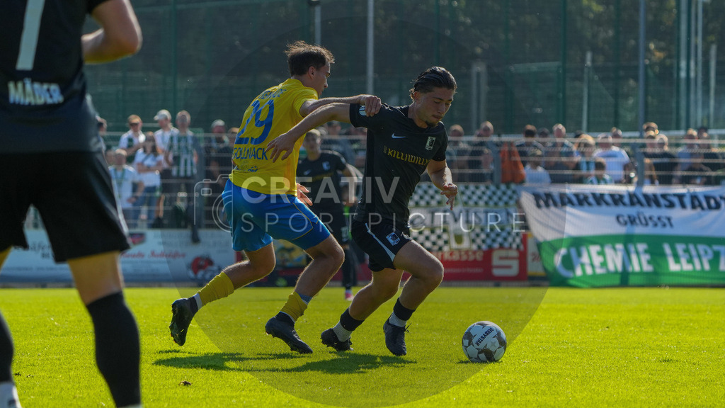 Fußball, Herren, Saison 2025/2026, Regionalliga Nordost, 10. Spieltag, FSV 63 Luckenwalde vs. BSG Chemie Leipzig, Samstag 27.09.2025, Werner-Seelenbinder-Stadion Luckenwalde, | Fußball, Herren, Saison 2025/2026, Regionalliga Nordost, 10. Spieltag, FSV 63 Luckenwalde vs. BSG Chemie Leipzig, Samstag 27.09.2025, Werner-Seelenbinder-Stadion Luckenwalde, Im Bild: Simon Gollnack (l. Luckenwalde) und Valon Aliji (r. Chemie) - Realisiert mit Pictrs.com