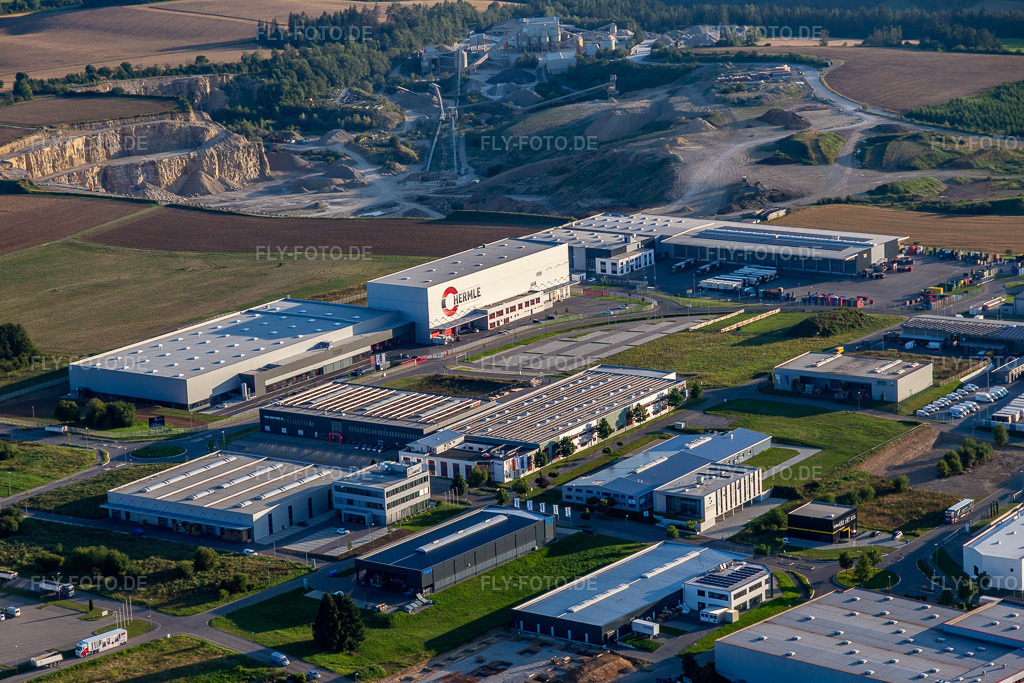 Luftbild: Industrie- und Gewerbegebiet mit Maschinenfabrik Berthold Hermle AG, RAMPF Production Systems GmbH & Co.KG, FRISTO GETRÄNKEMARKT GmbH und ASSTEC GmbH & Co. KG in Zimmern ob Rottweil im Bundesland Baden-Württemberg in Deutschland. Foto: IMG_128702.jpg vom 27.08.2021 durch Werner Riehm/FLY-FOTO.de