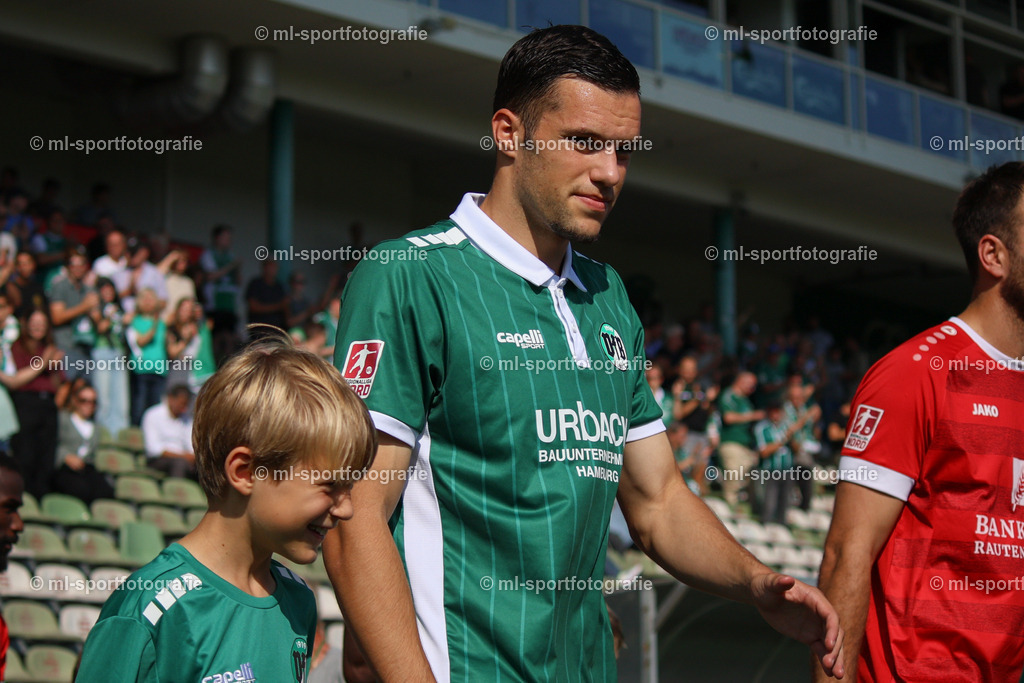Fußball I Herren I Saison 2025/2026 I Regionalliga Nord I 10. Spieltag I VfB Lübeck - FSV Schöningen | Antonio Verinac (9, VfB Lübeck) beim Einlaufen vor dem Spiel - Realisiert mit Pictrs.com