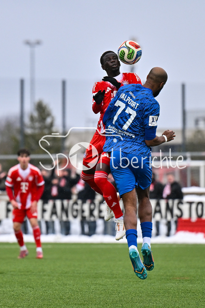 FC Bayern Amateure - SGV Freiberg Fussball | MUNICH, GERMANY - 29. JANUARY: im Bild Duell Michael SCOTT (FC Bayern München II 21) und Meghon VALPOORT (SGV Freiberg 77) während dem Testspiel zwischen den Amateuren des FC Bayern und dem SGV Freiberg Fussball am FC Bayern Campus