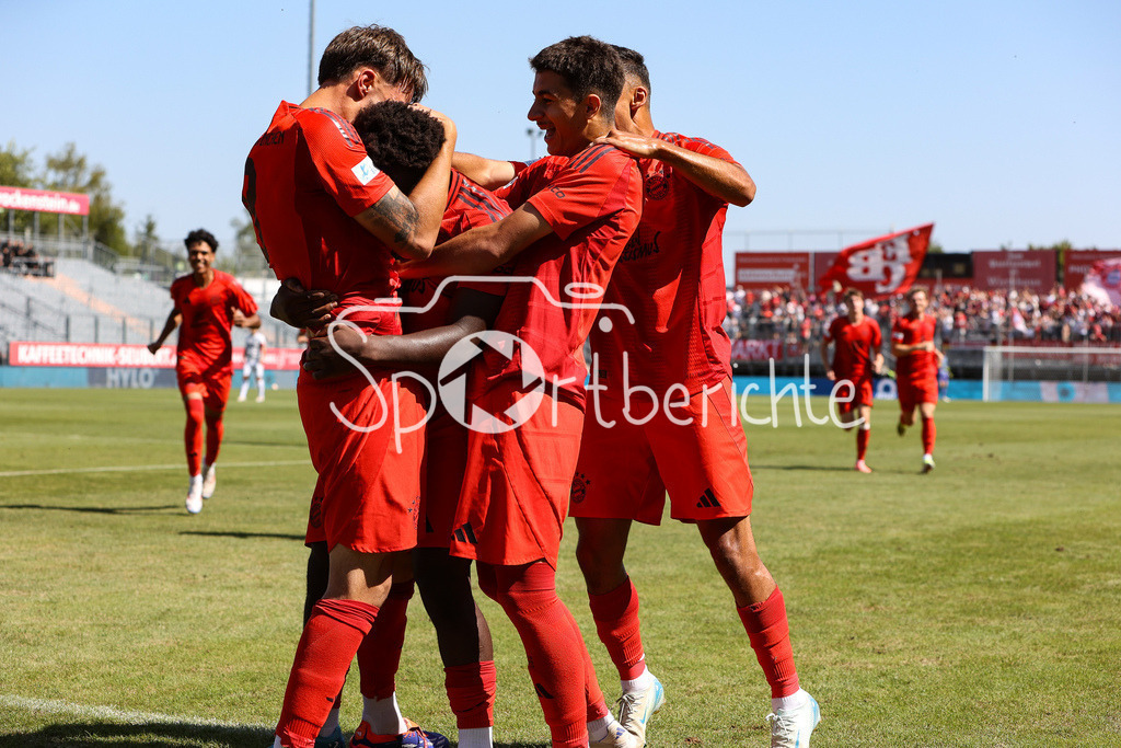 FC Würzburger Kickers - FC Bayern Amateure | jubel nach dem Treffer zum 0-1 durch Nestory IRANKUNDA (FC Bayern München II #7) / Tor / Freude / Happy / Torschuetze / Flick Flack / Salto / Regionalliga Bayern: FC Würzburger Kickers - FC Bayern München II, AKON Arena am 24.08.2024