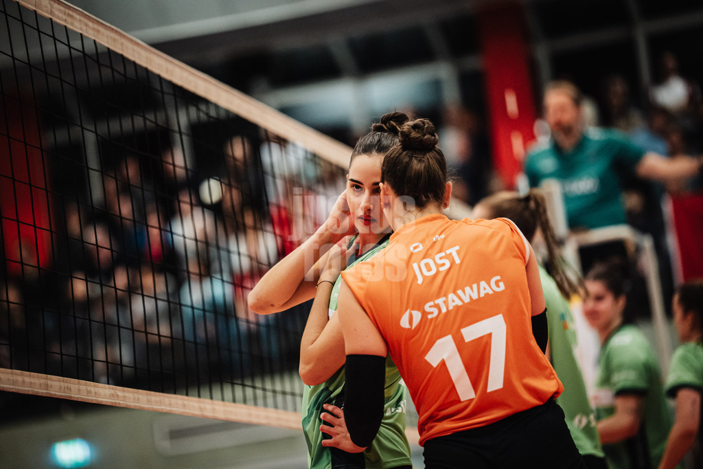 Volleyball | Frauen | Saison 2025/2026 | Volleyball Bundesliga | ETV Hamburger Volksbank Volleys vs. Ladies in Black Aachen | 29.10.2025 | v.l. Zoi Mavrommatis (#8, Ladies in Black Aachen) und Kacey Jost (#17, Ladies in Black Aachen)