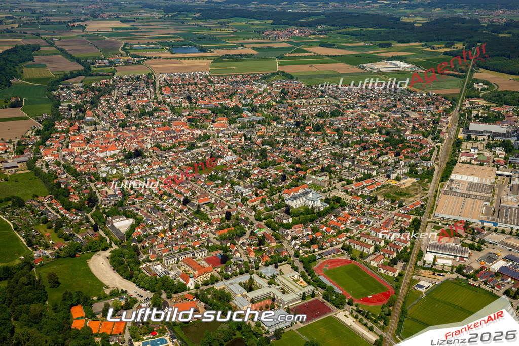 Das Luftbild zeigt  Mindelheim - Die Luftaufnahme wurde 2023 vom UL-Flugzeug aus erstellt ( keine Drohne ) - Hochauflösende Luftaufnahme - Für grossformatige Ausdrucke geeignet. Die Geschenkidee !Mit Lizenz und Bildrechte bestellbar