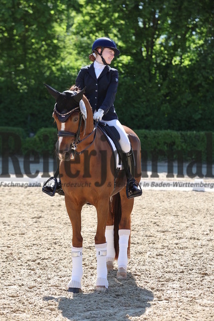 Böblingen_2025_Prfg.Nr.08_Dressurprüfung_Kl.M_Nürnberger Burgpokal_Siegerehrung_Prfg.Nr.08__ (5) | Alle Fotos der Reiterjournal Fotografin Doris Matthaes im Reiterjournal Online-Fotoshop. - Realisiert mit Pictrs.com