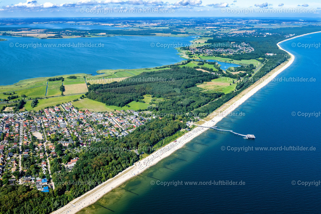 Koserow_Usedom_ELS_7575100822 | KOSEROW 10.08.2022 Blick auf das Ostseebad Koserow an der Küste zur Ostsee auf der Insel Usedom im Bundesland Mecklenburg-Vorpommern. Weiterführende Informationen bei: Kurverwaltung Koserow. // Cityscape Koserow on the coast of the Baltic Sea on the island of Usedom in Mecklenburg Western Pomerania. Further information at: Kurverwaltung Koserow. Foto: Martin Elsen