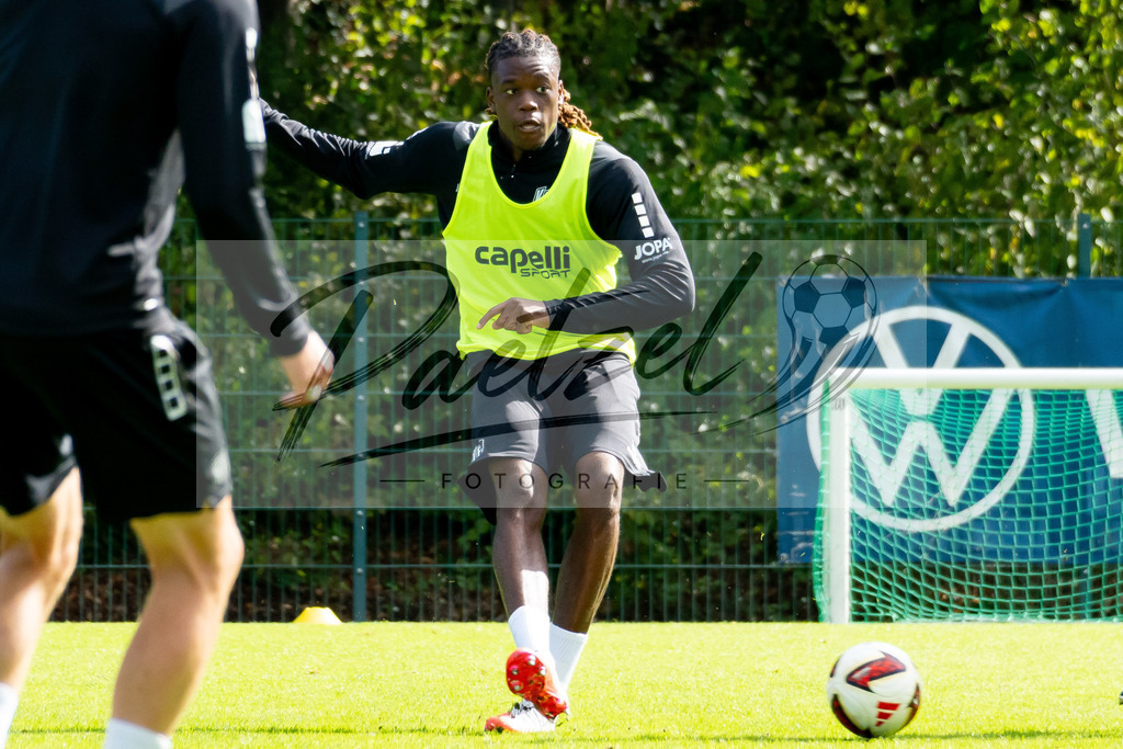 20260909_TRAOSN_0043 | Fußball, Herren: Elias Bakatukanda (VfL Osnabrück) in Aktion, am Ball, Einzelaktion beim Training des VfL Osnabrück am 09.09.2026 im Sportpark Illoshöhe in Osnabrück, Deutschland.(Foto von Nico Paetzel) - Realisiert mit Pictrs.com