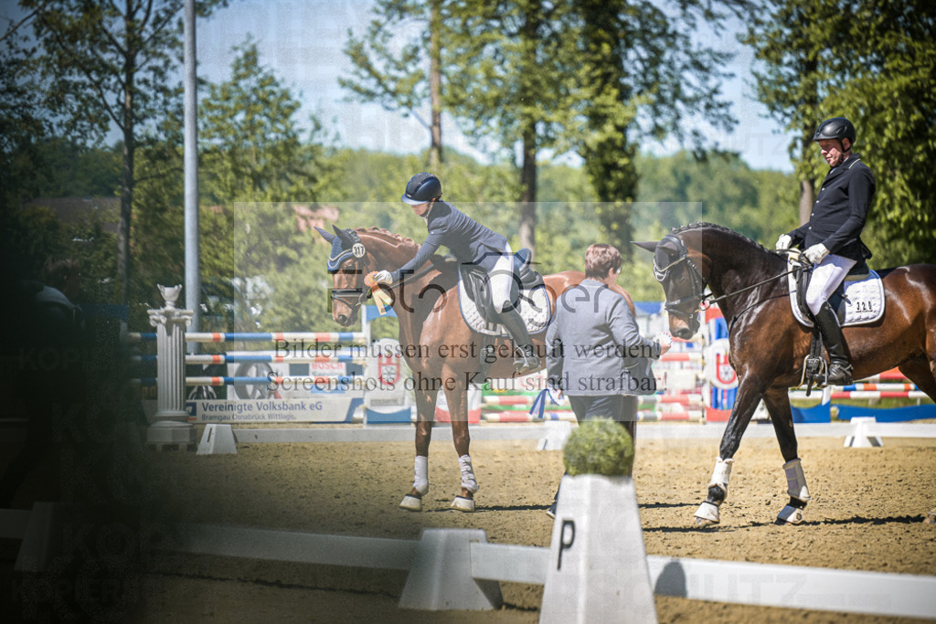 DOS_7832 | Entdecke hochwertige Reitturnierfotos von Foto Oger. Professionell, emotional und authentisch – jetzt Lieblingsmomente im Shop bestellen.Deutschlandweite Turnierfotografie. - Realisiert mit Pictrs.com