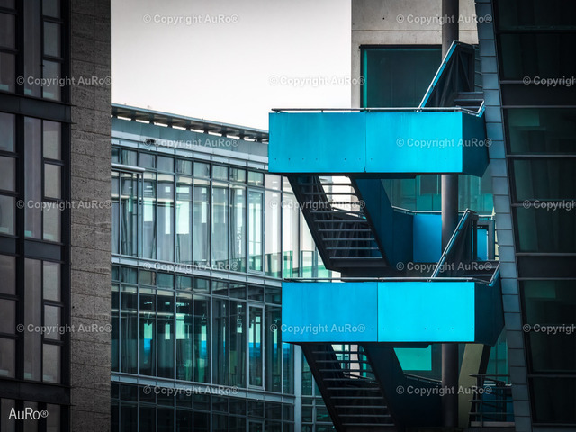Blaue Treppe Düsseldorf Medienhafen | AuRo® Services - Realisiert mit Pictrs.com