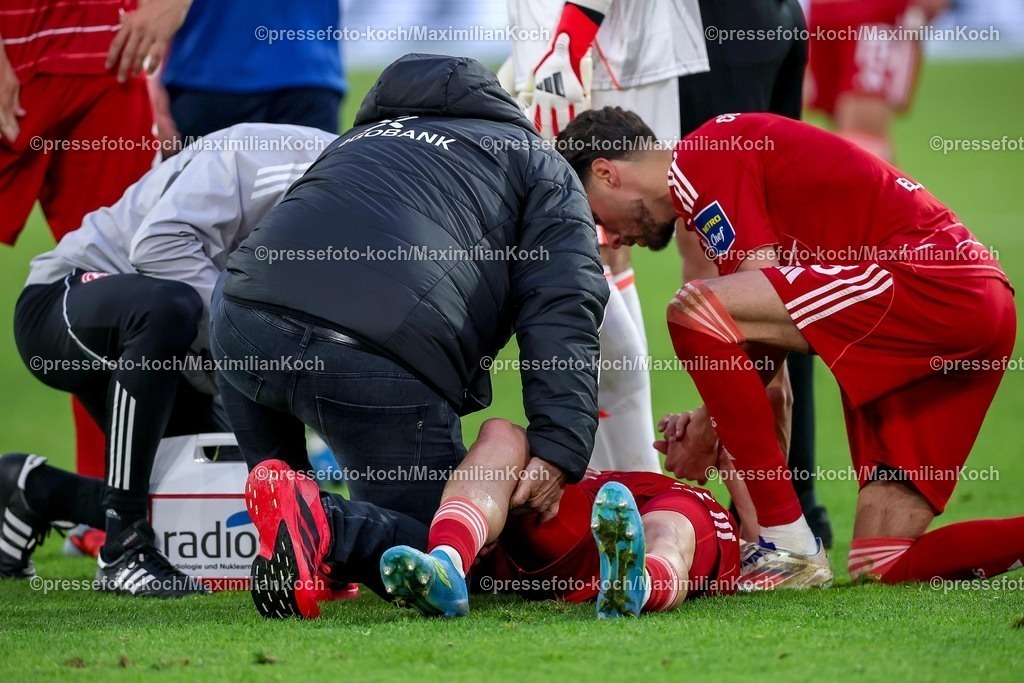 F9510042601086 | 10.04.2026, Fußball, Fortuna Düsseldorf - Holstein Kiel, 2. Fußball Bundesliga, Herren, Merkur Spiel-Arena, 29. Spieltag, Saison 2025 2026: Florent Muslija&nbsp;(Fortuna Düsseldorf #24) liegt verletzt auf dem Spielfeld Schmerzen Verletzung und muss vom Spielfeld getragen werden.  DFB regulations prohibit any use of photographs as image sequences and or quasi-video.