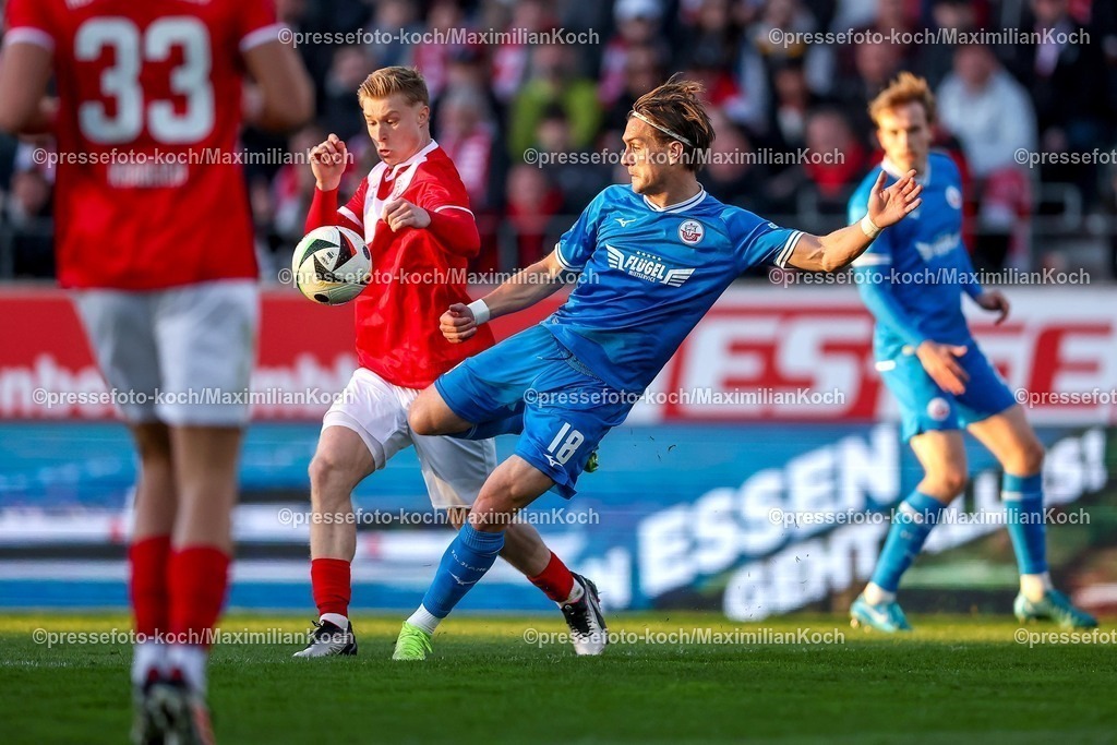 RWE06042501034 | 2025.04.06, Fußball, 3.Liga, Rot-Weiss Essen - FC Hansa Rostock, Stadion Hafenstraße, Saison 2024 2025: Julian Eitschberger (RWE #2) im Zweikampf gegen Sigurd Haugen (FC Hansa Rostock #18) DFB regulations prohibit any use of photographs as image sequences and or quasi-video.