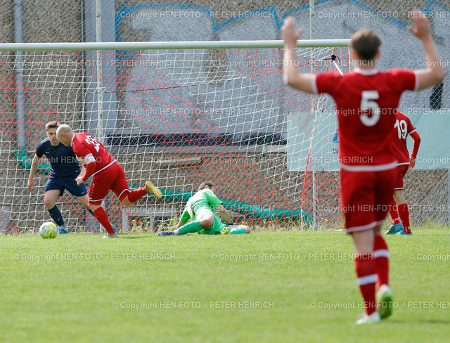 Überlegener Heimsieg für Seeheim-Jugenheim | 04.05.2025 Fussball Kreisoberliga Darmstadt Saison 2024 2025 Spvgg. Seeheim-Jugenheim - TSG Messel (4:1) auf dem Weg zum TOR v. li. Yannik Van der Does (6 Messel) Lars Mohr (23 Seeheim) TW Tobias Kolb (1 Messel) (Foto: Peter Henrich) - Realisiert mit Pictrs.com