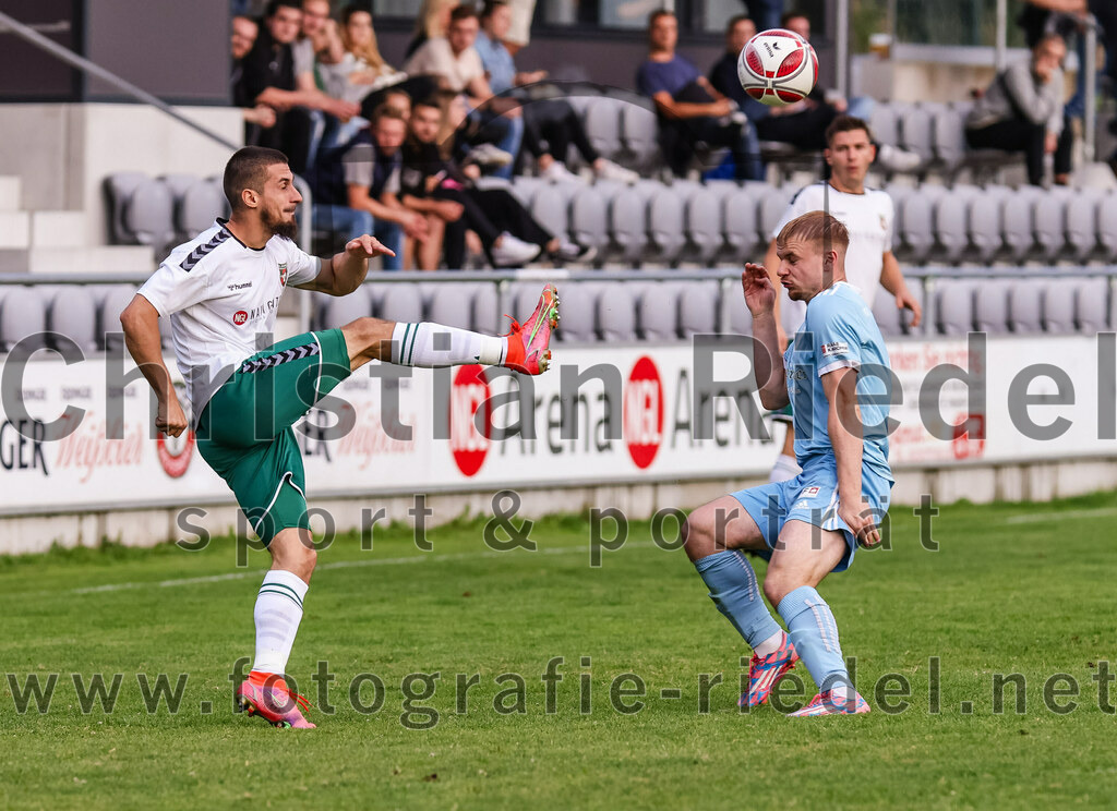 2023-07-28_019_FC_Schwaig_gegen_TSV_1860_Rosenheim | Oberding, Deutschland, 28.07.2023:
Fußball, Landesliga Südost 2023 / 2024, 3. Spieltag, FC Schwaig gegen TSV 1860 Rosenheim, Endergebnis: 1:1

Mirza Idrizovic (FC Schwaig, #25), Lucas Gratt (TSV 1860 Rosenheim, #8)

Foto: Christian Riedel / fotografie-riedel.net