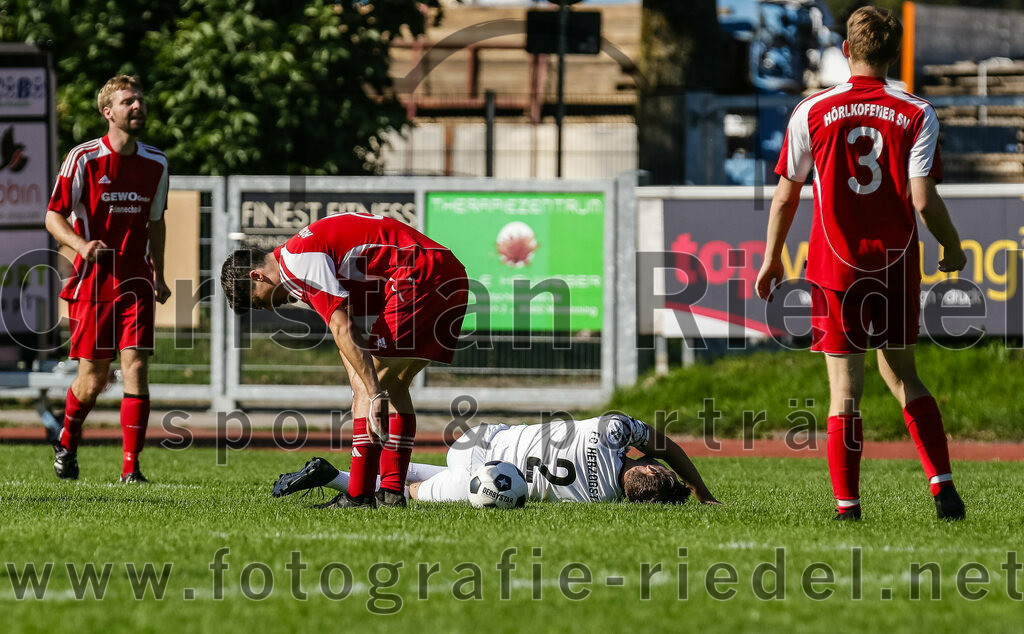 2023-09-09_018_FC_Herzogstadt_II_gegen_SG_Hoerlkofen_Woerth | Erding, Deutschland, 09.09.2023:
Fußball, A-Klassel 2023 / 2024, 6. Spieltag, FC Herzogstadt II gegen SG Hörlkofen/Wörth, Endergebnis: 1:2

Korbinian Nußrainer (SG Hörlkofen/Wörth, #8), Maximilian Huber (FC Herzogstadt, #2), Jakob Englhart (SG Hörlkofen/Wörth, #3)

Foto: Christian Riedel / fotografie-riedel.net