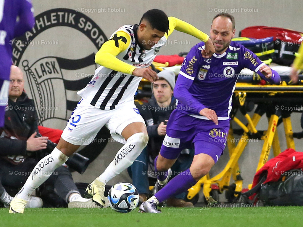 A_LUI_11022024_17 | SPORT,FUSSBALL ,ADMIRAL BUNDESLIGA 11.02.2024 LASK-AUSTRIA KLAGENFURT,IM BILD: ANDREAS ANDRADE (LASK) UND RICO BENATTELLI (KLAGENFURT) FOTO.FOTOLUI/MW