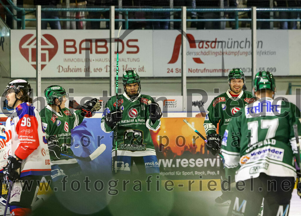 2023-11-03_008_TSV_Erding_gegen_ESC_Dorfen | Erding, Deutschland, 03.11.2023:
Eishockey, Bayernliga Vorrunde 2023 / 2024, 6. Spieltag, TSV Erding gegen ESC Dorfen, Endergebnis: 11:3

Jubel nach dem 1:0 durch Daniel Krzizok (Erding Gladiators, #18)
Daniel Krzizok (Erding Gladiators, #18), Thomas Plihal (Erding Gladiators, #39)

Foto: Christian Riedel / fotografie-riedel.net