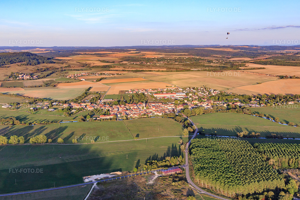 Luftbild: Ortsansicht aus Westen in Coussey im Bundesland Vosges in Frankreich. – Foto: IMG_118329.jpg vom 15.09.2019 durch Werner Riehm/FLY-FOTO.de – Auflösung des Originals: 5266 x 3510 px