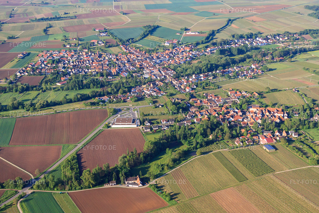 Luftbild: Ortsansicht aus Norden mit Kreutzmühle und EDEKA Paul im Ortsteil Ingenheim in Billigheim-Ingenheim im Bundesland Rheinland-Pfalz in Deutschland. Foto: IMG_64748.jpg vom 04.05.2014 durch Werner Riehm/FLY-FOTO.deAuflösung des Originals: 4752 x 3168 px