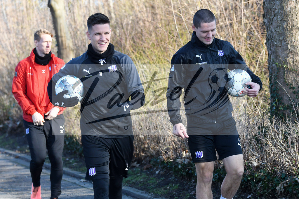 20200207_TRAOSN_0110 | Fußball, Herren: Thomas Konrad (VfL Osnabrueck) und Adam Susac (VfL Osnabrueck) schauen waehrend der Trainingseinheit des VfL Osnabrueck im Sportpark Illoshoehe am 07.02.2020 in Osnabrueck, Deutschland. - Realisiert mit Pictrs.com