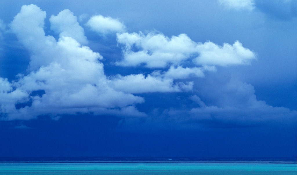 Küstenlandschaft | Frankreich - November 10, 2006: Monochrome Küstenlandschaft mit Wolken. - Realisiert mit Pictrs.com