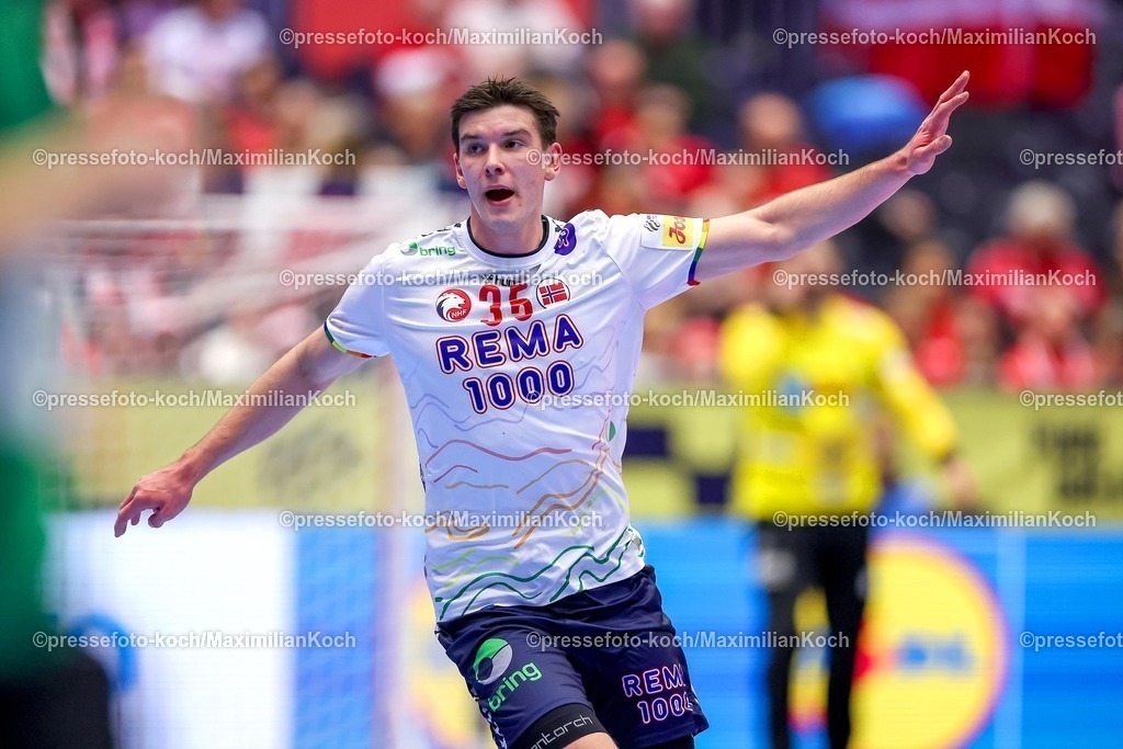 EHF22012602053 | 22.01.2026, Handball, Men's EHF EURO 2026, Spanien - Norwegen, Jyske Bank Boxen in Herning, Dänemark, Main Round:  Patrick Helland Anderson (Norway #35)  jubelnd gestikulierend auf dem Spielfeld  