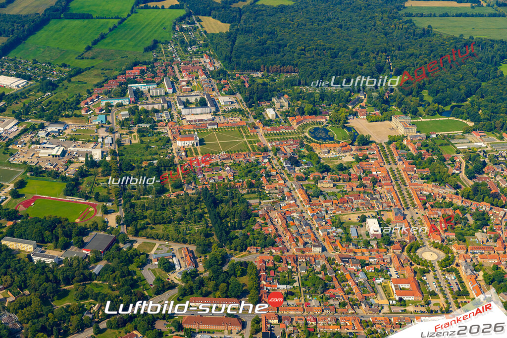 Luftbild der Stadt Ludwigslust - Die Luftaufnahme wurde 2025 vom UL-Flugzeug heraus erstellt ( keine Drohne ) - Hochauflösende Luftaufnahme - für professionelle Ausdrucke geeignet. Die Geschenkidee !Hier alle&nbsp;Infos zur Lizenzierung der LuftaufnahmeWir fliegen auch dieses Jahr wieder in Ihre Region um Luftbilder zu erstellen.- Luftbild anfragen