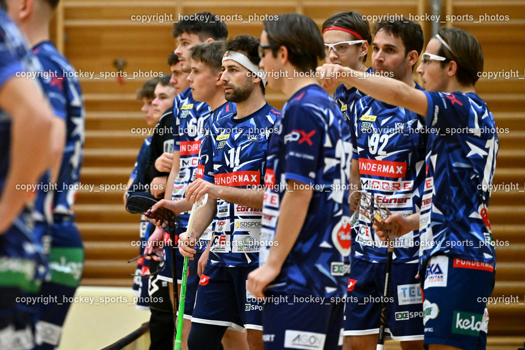 VSV Unihockey vs. SZPK Floorball | Spielerbank VSV Unihockey, #14 Michael Klemm VSV Unihockey, #37 Aleksander Bogataj VSV Unihockey, #92 Ingolf Natmessnig VSV Unihockey,  VSV Unihockey vs. SZPK Floorball, VSV Unihockey vs. SZPK Floorball am 23.11.2024 in Villach (Ballspielhalle St. Martin), Austria, (Photo by Bernd Stefan)