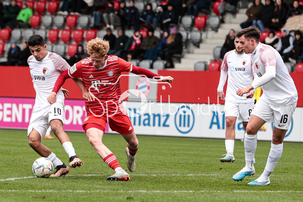 FC Bayern Muenchen U19 - FC Augsburg U19 | Davide Dell ERBA (FCA #10) im Duell mit Lennard BECKER (FCB #7)