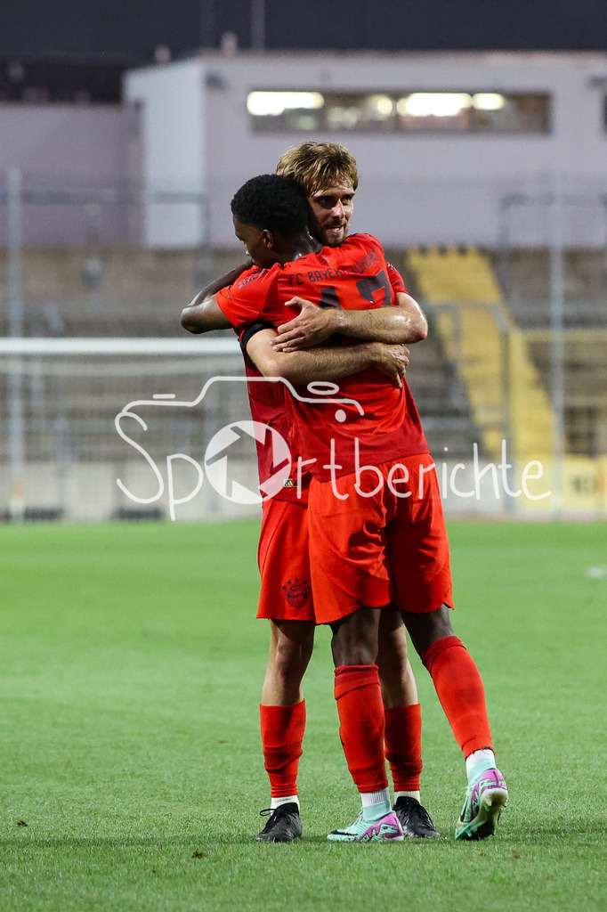 FC Bayern Amateure - SpVgg Bayreuth | grosse Freude nach dem Spiel bei Luca DENK (FCB #6) und Michael SCOTT (FCB #17)