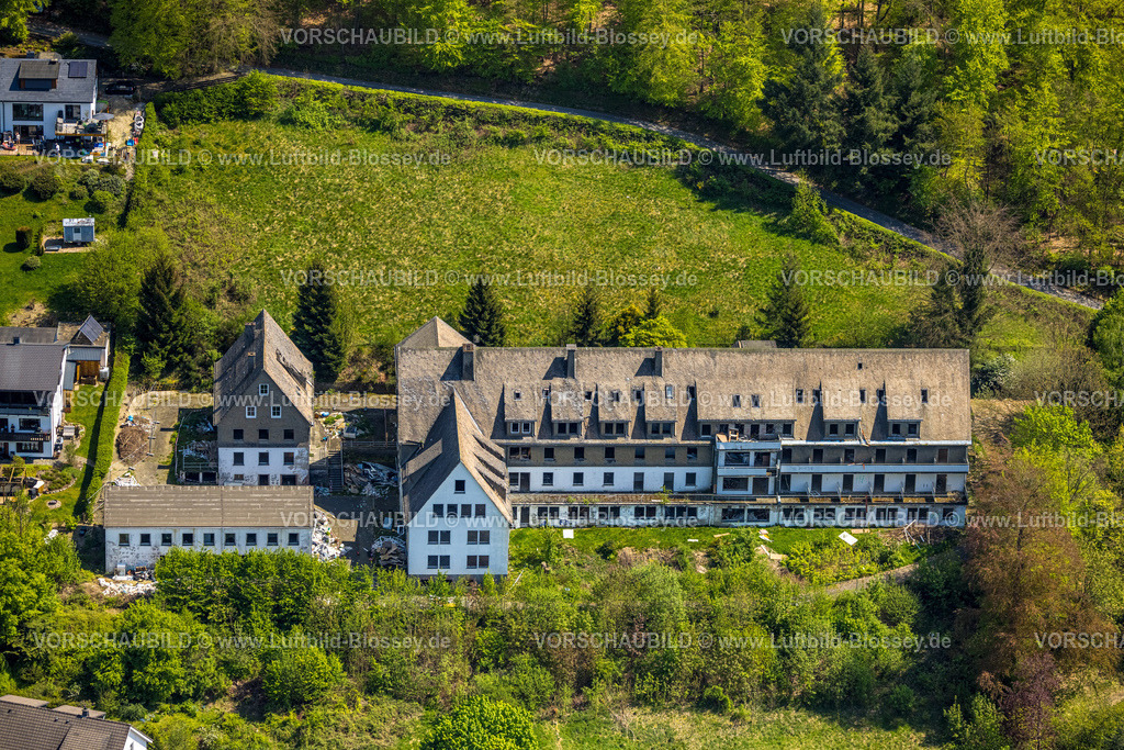 Schmallenberg240505199BadFredeburg | Luftbild, verfallenes Altenheim St. Raphael in der Schützenstraße Ecke Unterm Hömberg, Fredeburg, Schmallenberg, Sauerland, Nordrhein-Westfalen, Deutschland