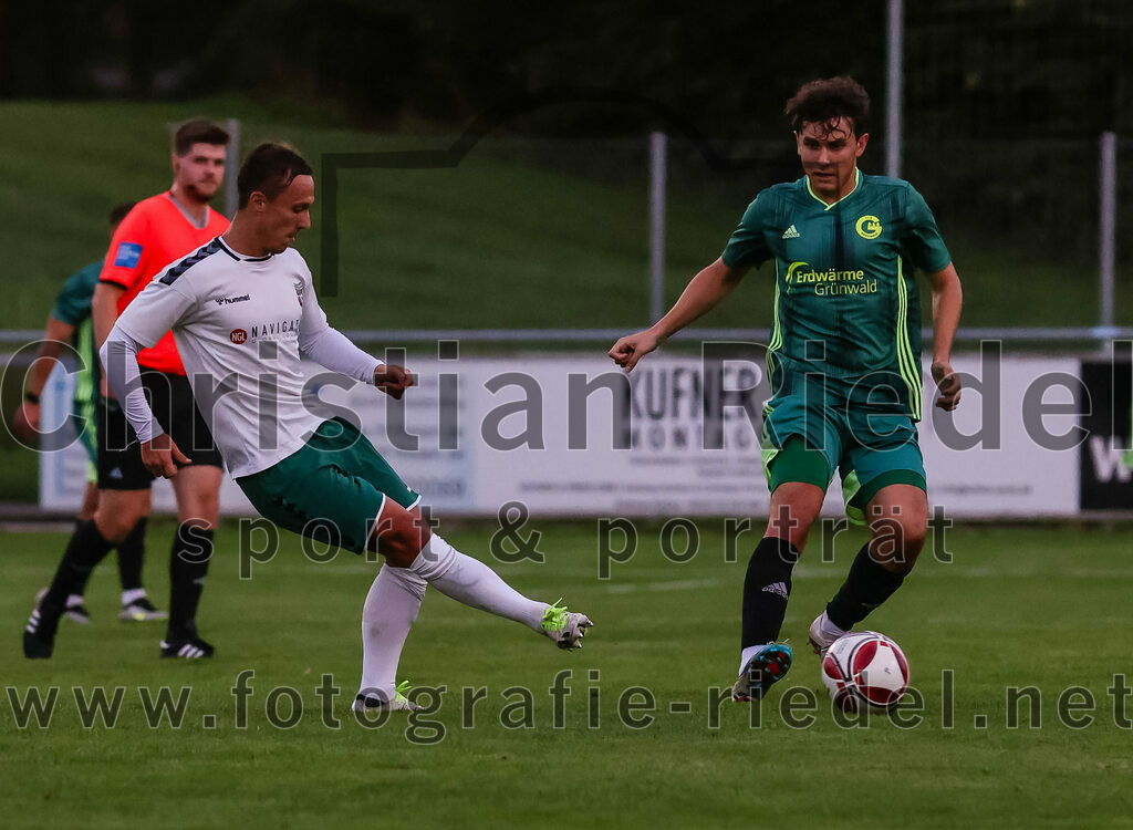 2023-09-01_048_FC_Schwaig_gegen_TSV_Gruenwald | Oberding, Deutschland, 01.09.2023:
Fußball, Landesliga Südost 2023 / 2024, 9. Spieltag, FC Schwaig gegen TSV Grünwald, Endergebnis: 3:1

Maximilian Hellinger (FC Schwaig, #23), Fabian Traub (TSV Grünwald, #17)

Foto: Christian Riedel / fotografie-riedel.net